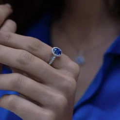 Anillo de oro blanco con diamantes 0.48 quilates y zafiro 0.93 quilates