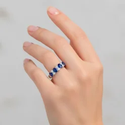 Anillo de oro blanco con diamantes 0,34 quilates y zafiros 1.78 quilates
