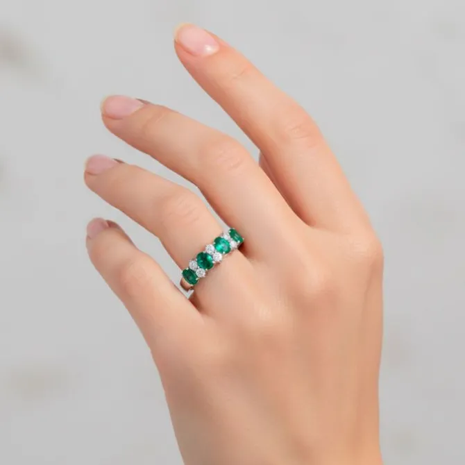 Anillo de oro blanco con diamantes 0,32 quilates y esmeraldas 1.10 quilates