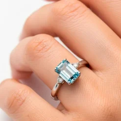 Anillo de oro blanco con diamantes 0,15 quilates y aguamarina 2,00 quilates