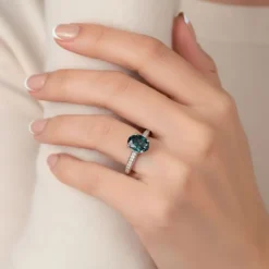 Anillo de oro blanco con diamantes 0,17 quilates y topacio London Blue