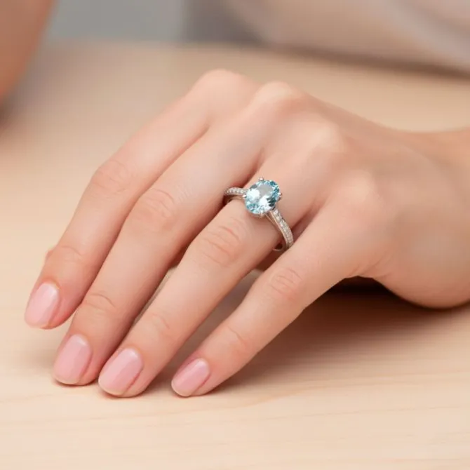Anillo de oro blanco con diamantes 0,17 quilates y topacio azul