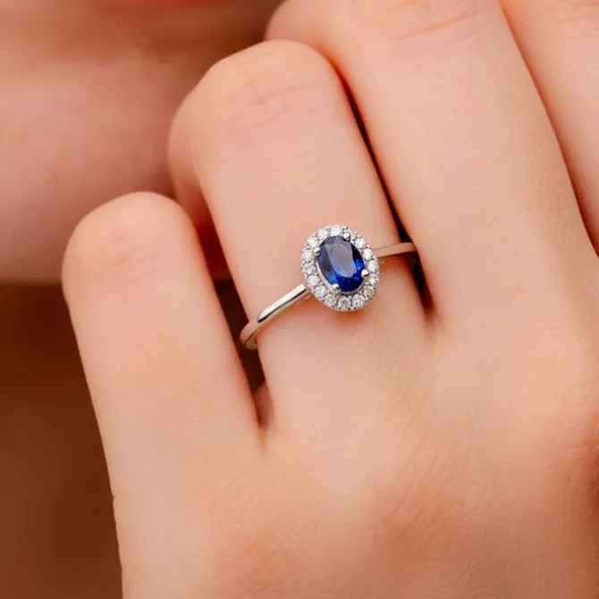 Anillo de oro blanco, diamantes 0.10 quilates y zafiro 0.58 quilates
