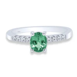 Anillo de oro blanco, diamantes 0.05 quilates y esmeralda central 0.47 quilates