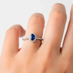Anillo de oro blanco, diamantes 0.18 quilates y zafiro 0.42 quilates