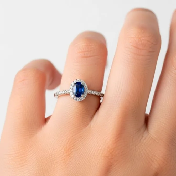 Anillo de oro blanco, diamantes 0.18 quilates y zafiro 0.42 quilates