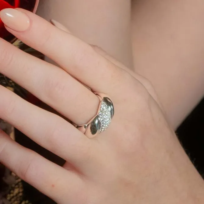 Anillo de oro blanco y diamantes talla brillante 0.69 quilates