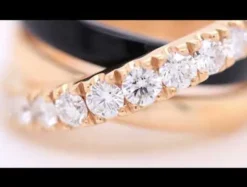 Anillo de oro rosa, diamantes blancos 1.01 quilates y Ónix 3.50 quilates
