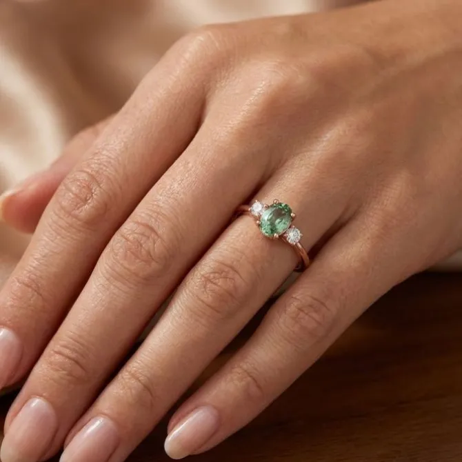 Anillo de oro rosa, diamantes 0.13 ct y zafiro 0.60 ct