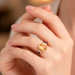 Anillo de oro rosa, diamantes 0.11 quilates y piedras de color