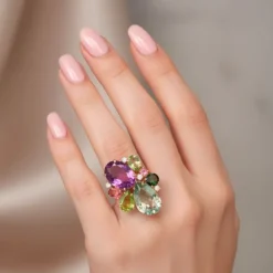 Anillo de oro rosa, diamantes 0.14 quilates y piedras de colores