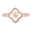 Anillo flor de oro rosa con madreperla 0.24 quilates y diamante 0.09 quilates