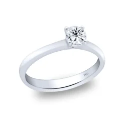 Anillo solitario de oro blanco y diamantes de 0.50 quilates