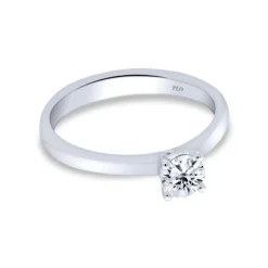 Anillo solitario de oro blanco y diamantes de 0.50 quilates