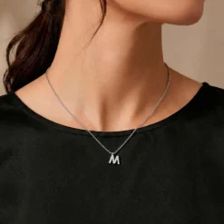 Colgante de oro blanco con inicial M diamantes