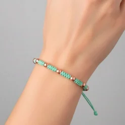 Pulsera de oro rosa y macramé verde menta